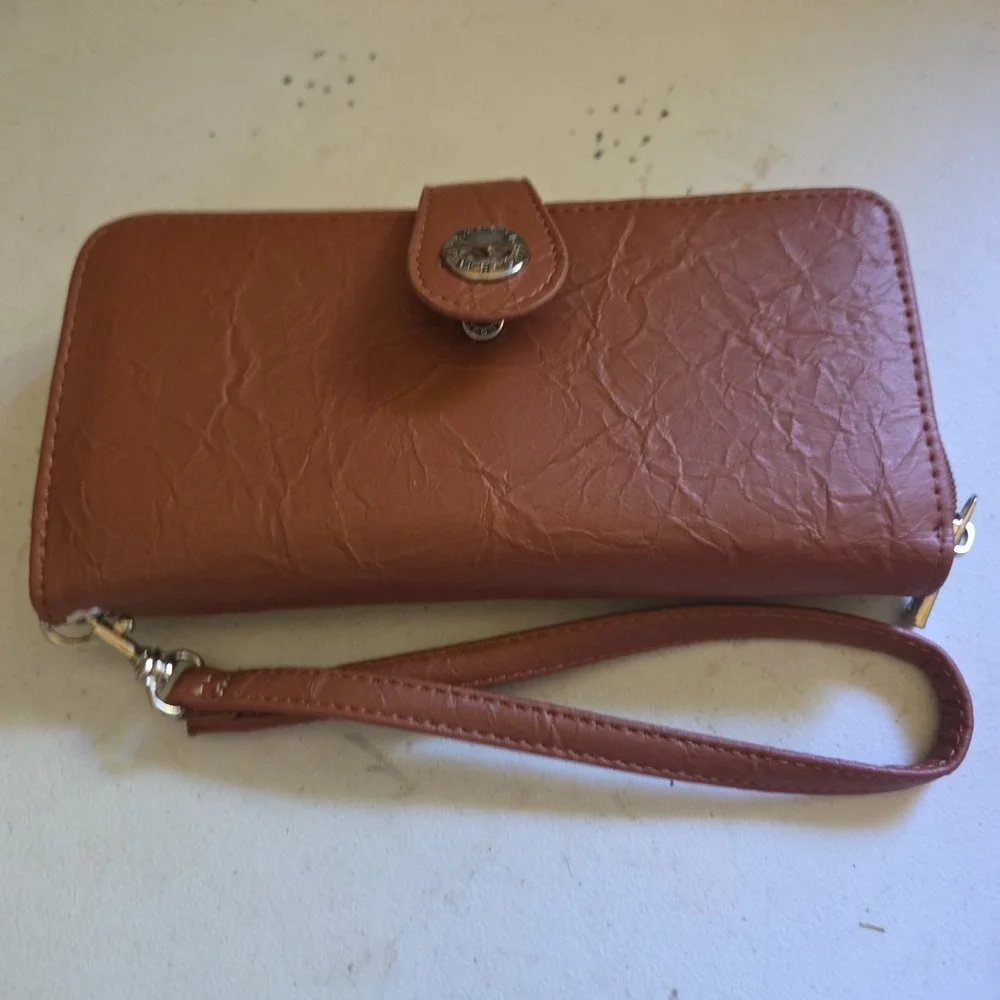 B. Amici Luciana RFID Leather Wallet  Wristlet Brown Gingerbread
